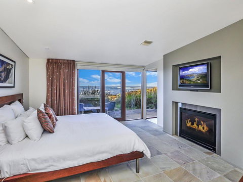 HEARN'S BEACHSIDE VILLA 4 - Accommodation VIC 3