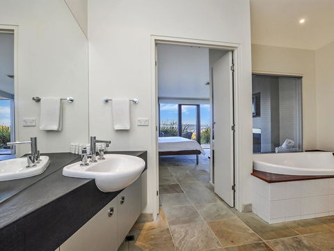 HEARN'S BEACHSIDE VILLA 4 - Accommodation VIC 1