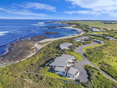 HEARN'S BEACHSIDE VILLA 8 - Accommodation VIC 2