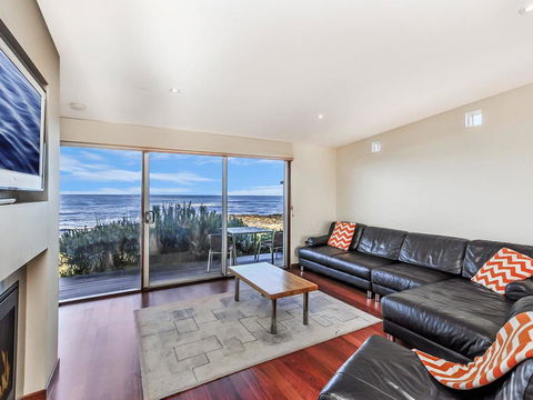 HEARN'S BEACHSIDE VILLA 8 - Accommodation VIC 3