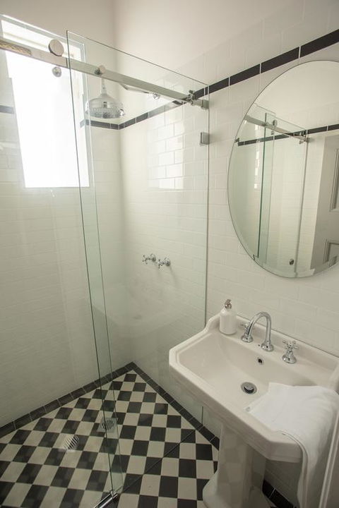 Helensburgh Hotel - Accommodation VIC 3