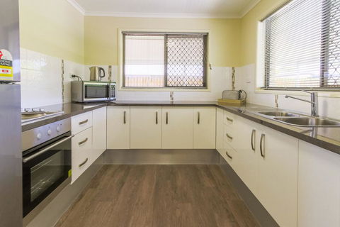 Hibiscus Holiday Home - Accommodation VIC 1
