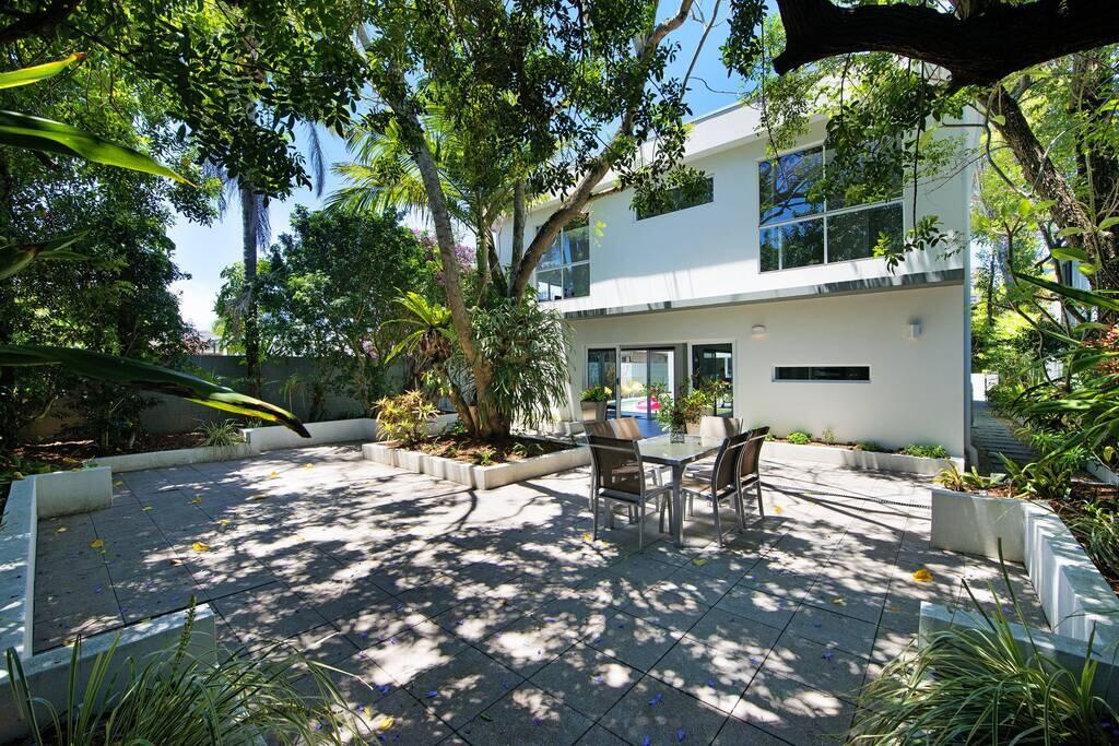 Bundall Dc QLD Accommodation VIC