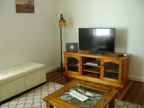 King Cottage - Accommodation VIC 3