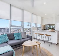 KOZYGURU NEWSTEAD DESIGNER 2 BED APT FREE PARKING POOL  GYM QNE088 - Accommodation VIC