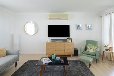 Lake Front Home - Relax & Unwind - Accommodation VIC 2