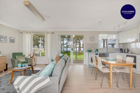 Lake Front Home - Relax & Unwind - Accommodation VIC 0