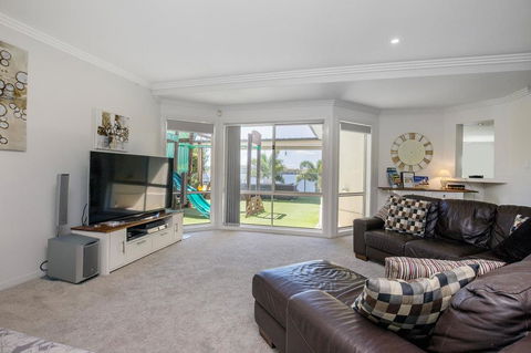 Lakehouse Family Oasis By Getastay - Accommodation VIC 3