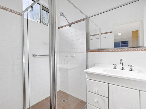 Lakes Edge Cottage - Accommodation VIC 3