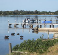 Lakes Waterfront Motel and Cottages with King Beds - Accommodation VIC