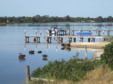 Lakes Waterfront Motel And Cottages With King Beds - Accommodation VIC 0