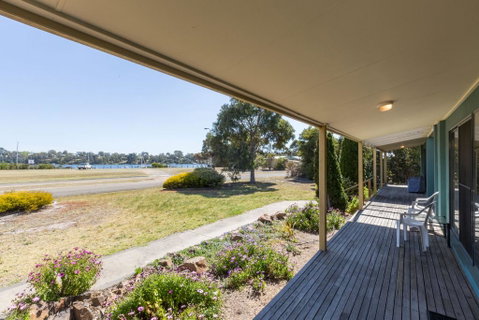 Lakeview - Waterviews On Newlands Arm - Accommodation VIC 2