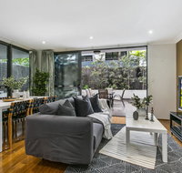 Large unit amid inner-city greenery close to CBD - Accommodation VIC