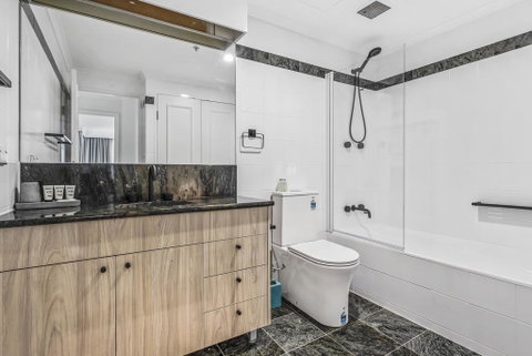 Luxurious Harbour View Apartment Steps From City - Accommodation VIC 3