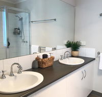 Luxury 4BR Home with KING Bed Lakes Entrance - Accommodation VIC