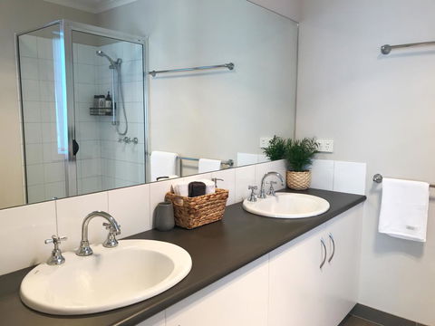 Luxury 4BR Home With KING Bed Lakes Entrance - Accommodation VIC 0