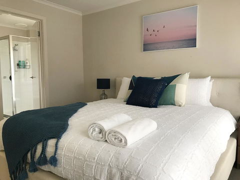 Luxury 4BR Home With KING Bed Lakes Entrance - Accommodation VIC 3