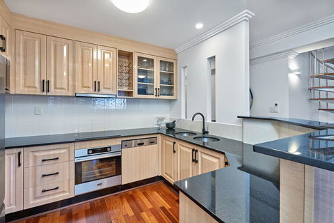 Luxury Cairns Penthouse Apt With Ocean Views (903) - Accommodation VIC 2