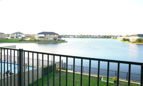 Luxury Waterfront Villa In Sanctuary Lakes - Accommodation VIC 2