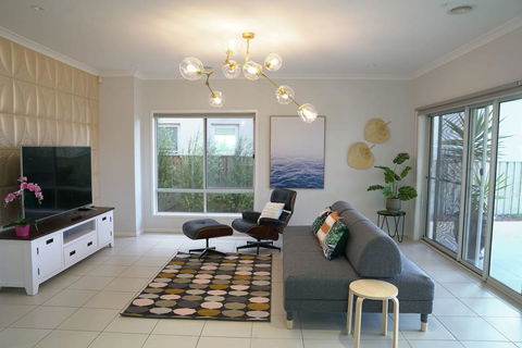 Luxury Waterfront Villa In Sanctuary Lakes - Accommodation VIC 0