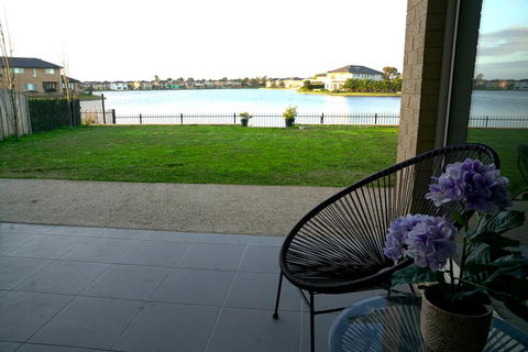 Luxury Waterfront Villa In Sanctuary Lakes - Accommodation VIC 1