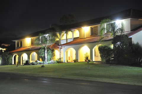 McNevins Warwick Motel - Accommodation VIC 3