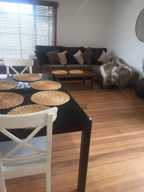 Melbourne Delightful & Comfortable Home. Sleeps 10. Walk To Train. 17 Km From CBD. - Accommodation VIC 3