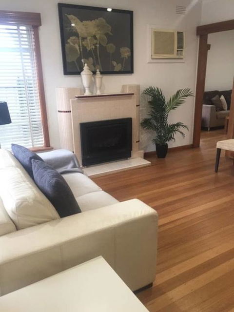 Melbourne Delightful & Comfortable Home. Sleeps 10. Walk To Train. 17 Km From CBD. - Accommodation VIC 2