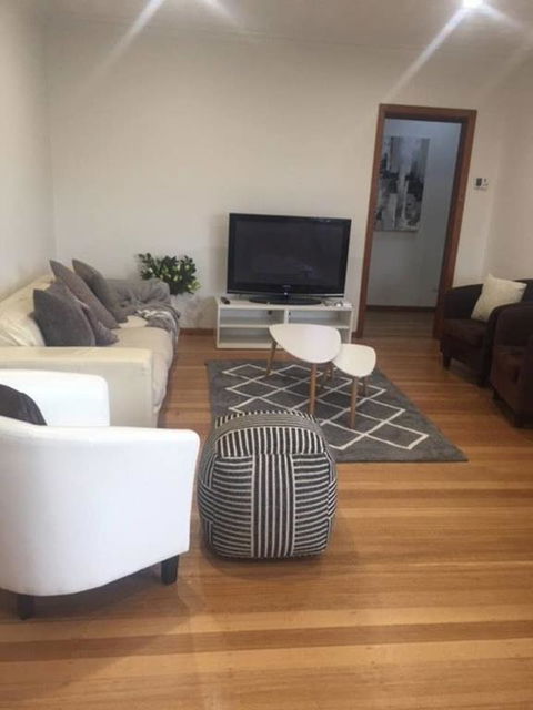 Melbourne Delightful & Comfortable Home. Sleeps 10. Walk To Train. 17 Km From CBD. - Accommodation VIC 1