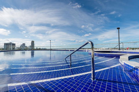 Meriton Suites Southport - Accommodation VIC 2