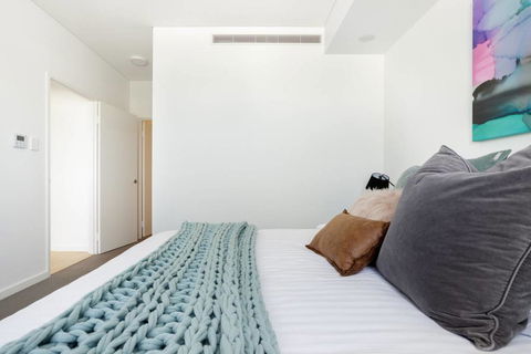 Minimalist Penthouse Condo With Skyline Vistas - Accommodation VIC 2