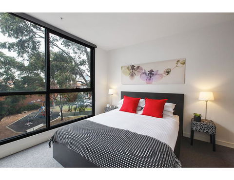 Modern 2 Bed Apartment In Trendy Collingwood - Accommodation VIC 1