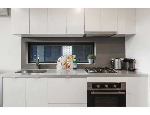 Modern 2 Bed Apartment In Trendy Collingwood - Accommodation VIC 3