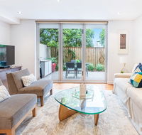 Modern apartment with large courtyard and short walk to Bondi Beach - Accommodation VIC