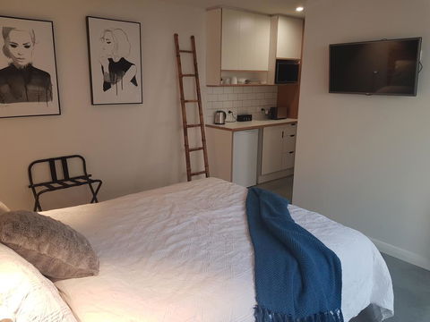 Modern, Private And Close To Town. - Accommodation VIC 2