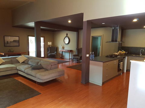 Montrose Barn House - Accommodation VIC 2