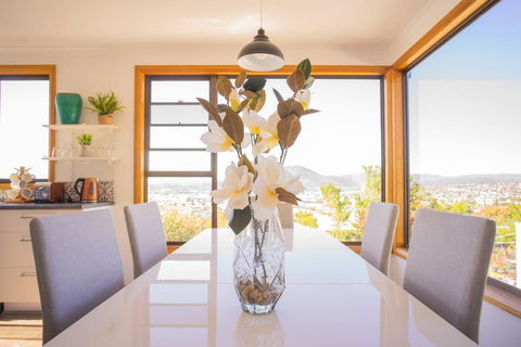 Moonah House-10 Mins To CBD & MONA, 4BR, 2 BATH, Great View, Park 3 Cars, Sleep 11, King Bed, En-suite - Accommodation VIC 0