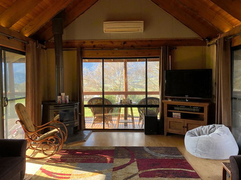 Mountain Grass Lodge (2 Bedroom) - Accommodation VIC 2
