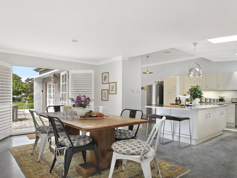 Nattai Lodge - House & Cottage In Beautiful Garden - Accommodation VIC 1