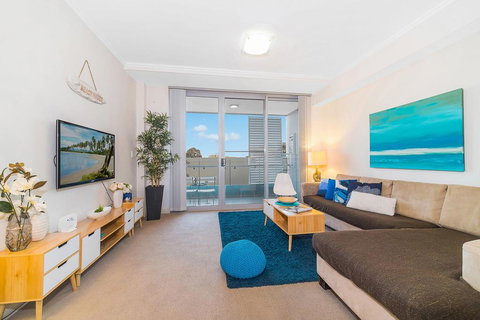 Near Airport & Train Station Stylish Two-Story Apartment - Accommodation VIC 0