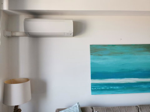 Near Airport & Train Station Stylish Two-Story Apartment - Accommodation VIC 2