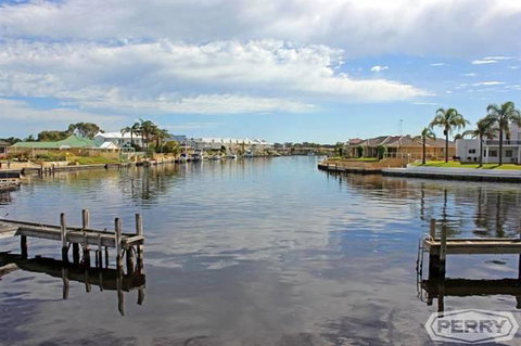 Waterside Canal Dreams - Accommodation VIC 2