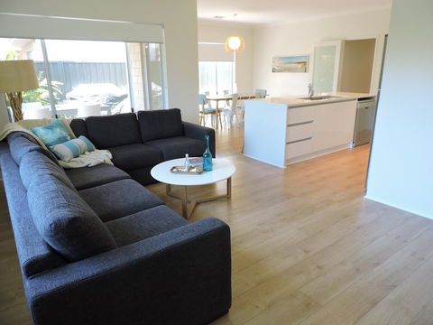 Contemporary Cove - Quindalup - Accommodation VIC 3