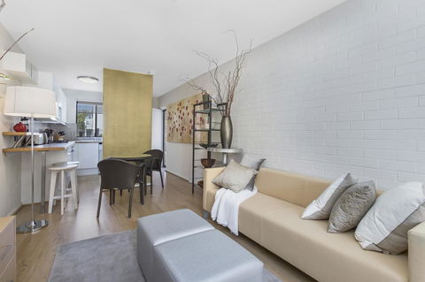 Gorgeous 26 1 Bed Designer Fitout Perfect Location - Accommodation VIC 24