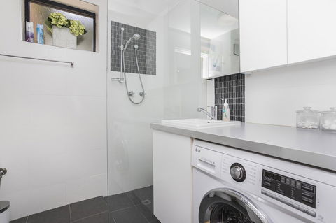 Gorgeous 26 1 Bed Designer Fitout Perfect Location - Accommodation VIC 5