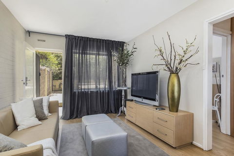 Gorgeous 26 1 Bed Designer Fitout Perfect Location - Accommodation VIC 14