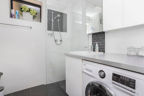 Gorgeous 26 1 Bed Designer Fitout Perfect Location - Accommodation VIC 36