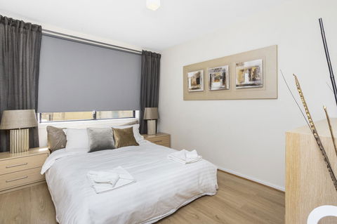 Gorgeous 26 1 Bed Designer Fitout Perfect Location - Accommodation VIC 10
