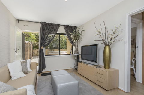 Gorgeous 26 1 Bed Designer Fitout Perfect Location - Accommodation VIC 26