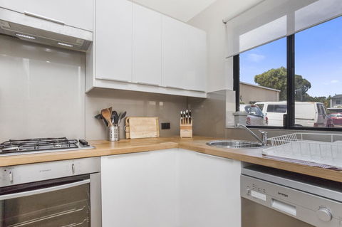 Gorgeous 26 1 Bed Designer Fitout Perfect Location - Accommodation VIC 9